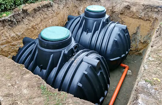 Cuves enterrées installées dans une fouille, avec raccordement des réseaux